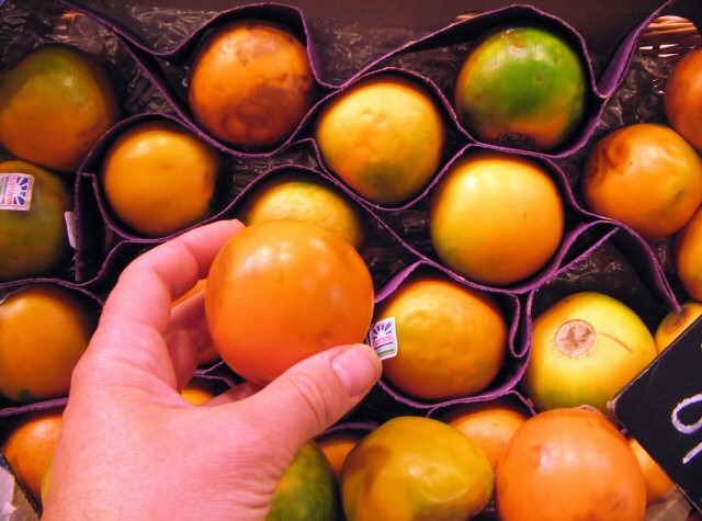 Solanum quitoense Lam. : fruits import�s d'Am�rique du Sud (�tal d'un march� espagnol)