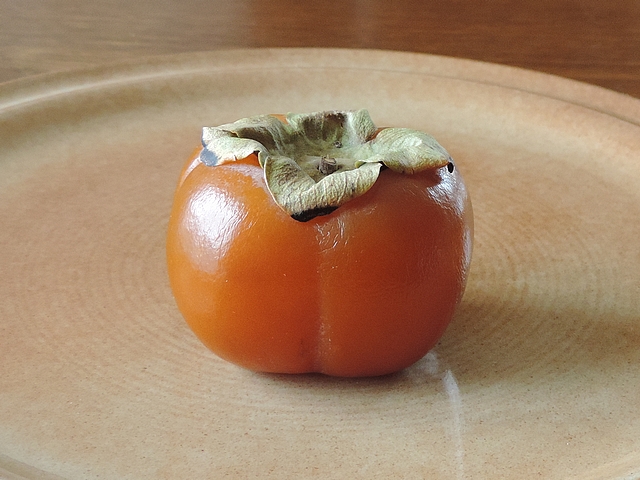 Diospyros khaki : fruit SHARON initialement jaune d�congel� (apr�s 4 mois au cong�lateur).